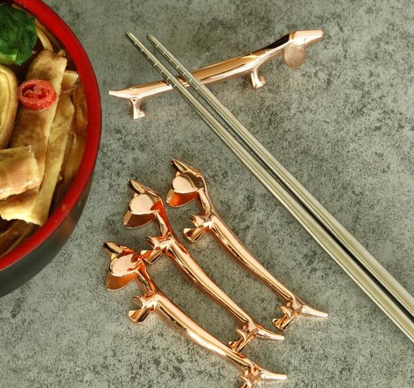 100 pieces per lot of charming small dog chopstick holders in rose gold, gold, or silver, crafted from zinc alloy for table decor, model SN1406