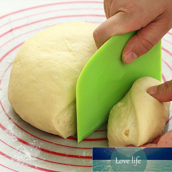 1pc pastry dough cutter for DIY cake, cream scraper, pizza, fondant, bread slicing, and baking, a versatile kitchen tool at factory price