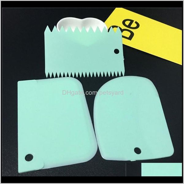 3-piece plastic cake decorating set with dough and icing tools, including scrapers, cutters, and edge smoothers for kitchen use