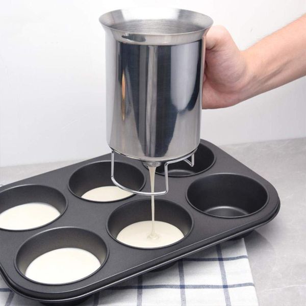 900ml stainless steel pancake batter dispenser for baking cakes and waffles, a handy kitchen gadget