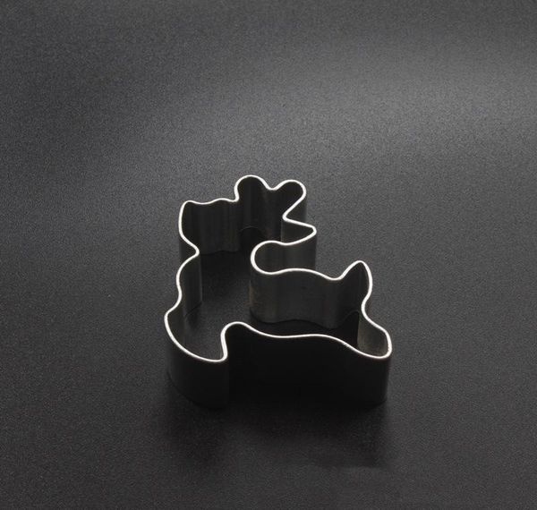 Aluminum alloy cookie molds for DIY baking in festive gingerbread men, Christmas tree, and animal shapes
