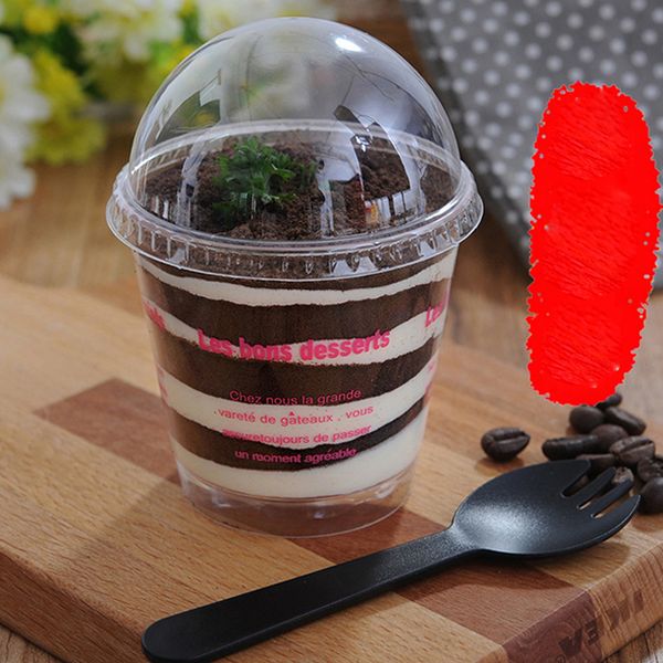 Clear disposable plastic ice cream cups with dome lids for desserts and party use