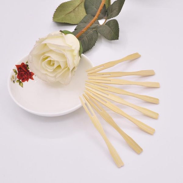 Disposable bamboo forks for fruit, ideal for buffets, picnics, weddings, and parties