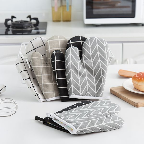 Heat-resistant cotton oven mitt for safe kitchen cooking and baking with non-slip grip