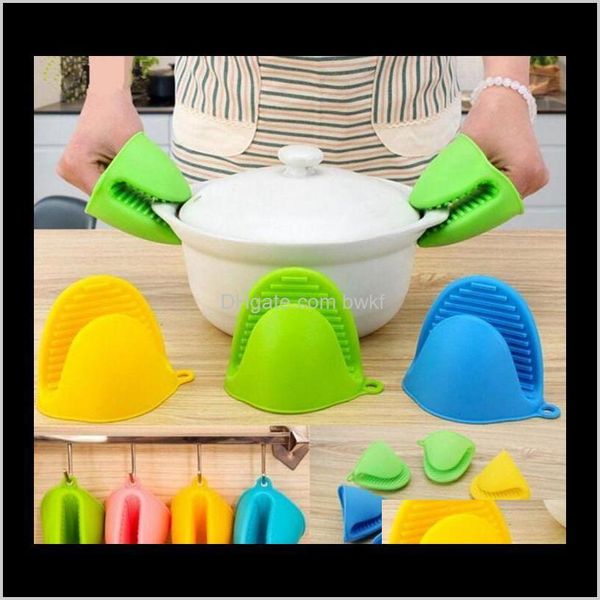 Heat-resistant non-slip oven gloves for convenient baking and microwaving