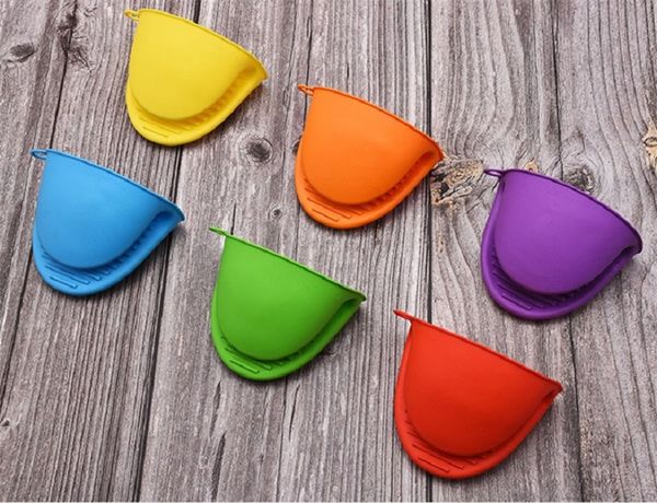 Heat-resistant silicone glove clips for secure baking and microwave use