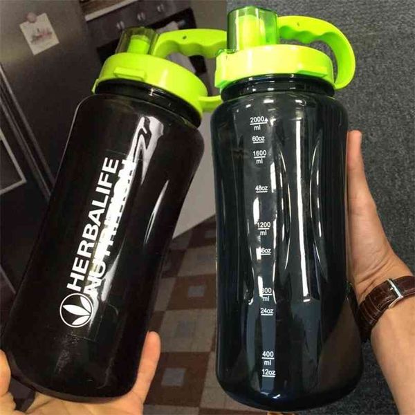 High-quality 1000/2000ml drop-resistant food-grade plastic sports water bottle with portable handgrip for hiking and outdoor activities