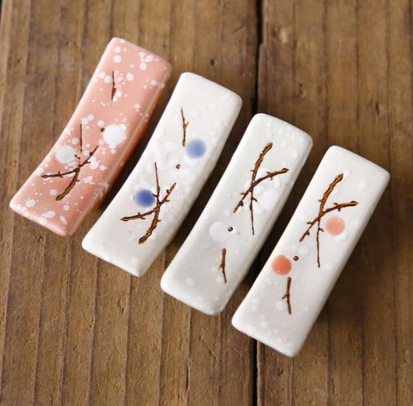 Japanese-style ceramic snowflake chopstick rest for home kitchen use