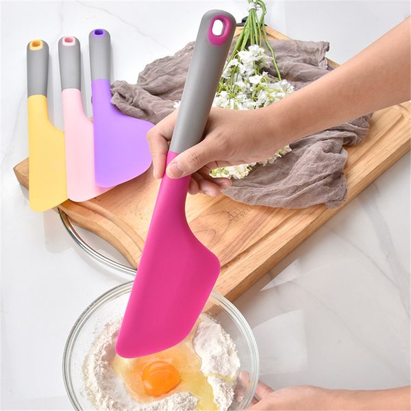 Large silicone cream scraper for baking, non-stick pastry tool that spreads and mixes butter smoothly, heat-resistant spatula model EEB5987