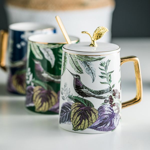 Luxurious ceramic coffee mug from Phnom Penh featuring a lid, spoon, and large capacity, perfect for tea lovers or as a wedding gift