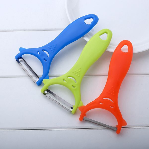 Multifunctional peeler for fruits and vegetables with a smiley design, ideal for slicing carrots and potatoes in the kitchen