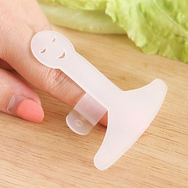 Plastic finger guard for safe chopping in the kitchen