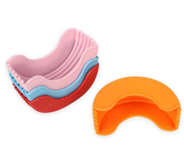 Retractable silicone burger holder for reusable sandwich buns