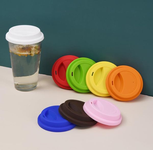 Reusable silicone lid for porcelain mugs, prevents spills on coffee or tea cups