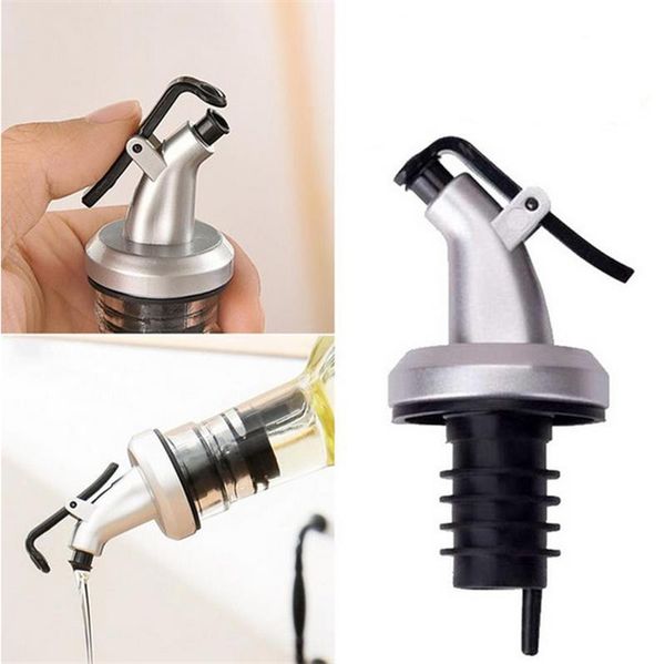 Silver spray oil bottle stopper with plastic sprinkler for kitchen and wine use