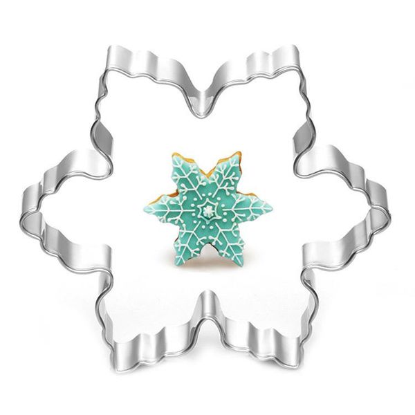 Stainless steel snowflake-shaped cookie cutter for baking and cake decorating, measuring 7.8x7.8x2cm