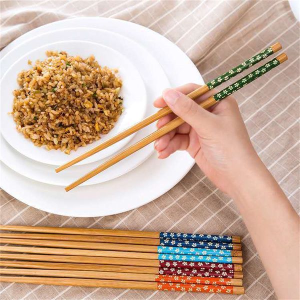 Wholesale reusable bamboo chopsticks in classic Chinese style, natural and dishwasher-safe, measuring 9.5 inches